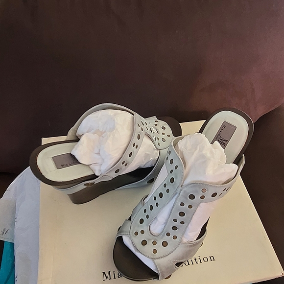 Mia Limited Edition Acadia Wedge Sandal Sz 8 Dirty White - Picture 3 of 5